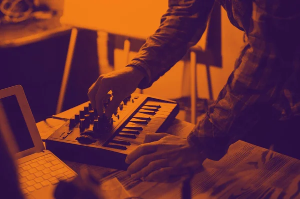 MIDI klavye ve laptop - ses ve müzik kaydetme işlemini. Çift tonlu efekt - turuncu ve mor renkler