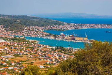 Küçük köy Mimice ve sahil yakınında Omis, Dalmaçya, Hırvatistan 