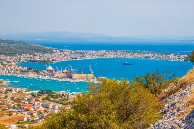 Küçük köy Mimice ve sahil yakınında Omis, Dalmaçya, Hırvatistan 