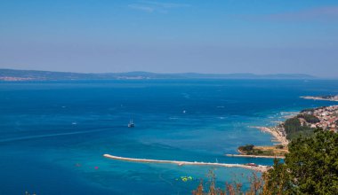 Küçük köy Mimice ve sahil yakınında Omis, Dalmaçya, Hırvatistan 