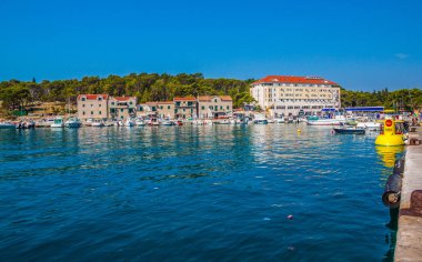 Makarska City, Dalmaçya, Hırvatistan Adriyatik Denizi'nin kristal berraklığında su turkuaz