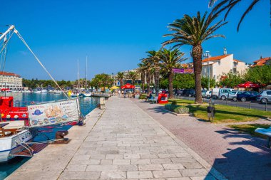 Makarska City, Dalmaçya, Hırvatistan Adriyatik Denizi'nin kristal berraklığında su turkuaz