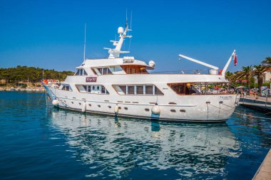 Makarska City, Dalmaçya, Hırvatistan Adriyatik Denizi'nin kristal berraklığında su turkuaz