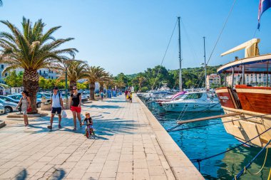 Makarska City, Dalmaçya, Hırvatistan Adriyatik Denizi'nin kristal berraklığında su turkuaz