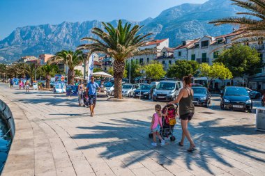 Makarska City, Dalmaçya, Hırvatistan Adriyatik Denizi'nin kristal berraklığında su turkuaz