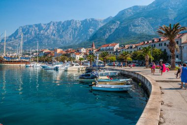 Makarska City, Dalmaçya, Hırvatistan Adriyatik Denizi'nin kristal berraklığında su turkuaz
