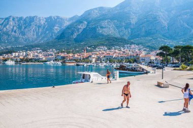 Makarska City, Dalmaçya, Hırvatistan Adriyatik Denizi'nin kristal berraklığında su turkuaz
