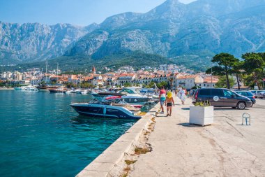 Makarska City, Dalmaçya, Hırvatistan Adriyatik Denizi'nin kristal berraklığında su turkuaz