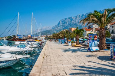 Makarska City, Dalmaçya, Hırvatistan Adriyatik Denizi'nin kristal berraklığında su turkuaz