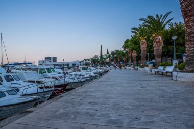 Makarska City, Dalmaçya, Hırvatistan Adriyatik Denizi'nin kristal berraklığında su turkuaz