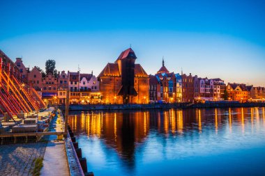 Eski şehir - gece, Polonya Gdansk Motlawa Nehri üzerinde tarihi liman vinç görüntüsü