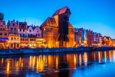 Eski şehir - gece, Polonya Gdansk Motlawa Nehri üzerinde tarihi liman vinç görüntüsü