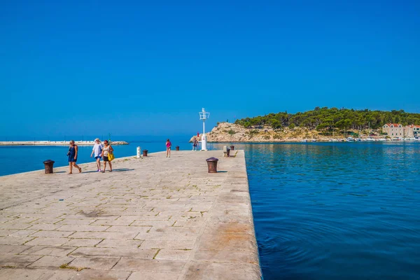 マカルスカの市内 ダルマチア クロアチアのアドリア海のクリスタル クリアな青緑色の水 — ストック写真