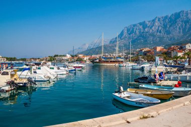 Makarska City, Dalmaçya, Hırvatistan Adriyatik Denizi'nin kristal berraklığında su turkuaz