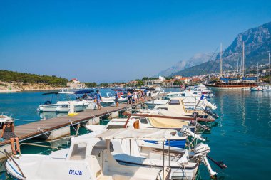 Makarska City, Dalmaçya, Hırvatistan Adriyatik Denizi'nin kristal berraklığında su turkuaz