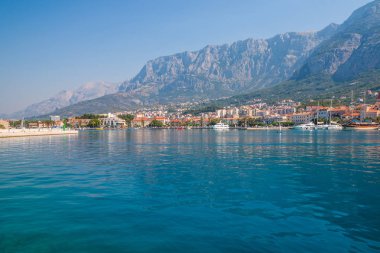 Adriyatik Denizi kıyısında küçük eğlence tekneler içinde Makarska harbor City, Hırvatistan ile