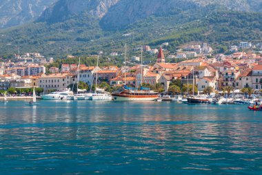 Adriyatik Denizi kıyısında küçük eğlence tekneler içinde Makarska harbor City, Hırvatistan ile