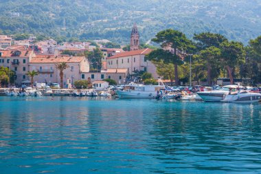 Adriyatik Denizi kıyısında küçük eğlence tekneler içinde Makarska harbor City, Hırvatistan ile