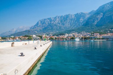 Adriyatik Denizi kıyısında küçük eğlence tekneler içinde Makarska harbor City, Hırvatistan ile