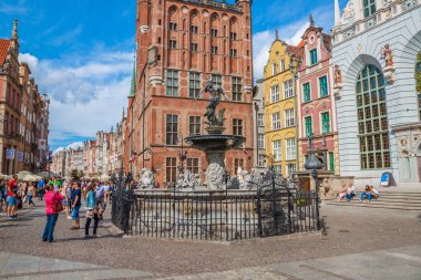 Gdansk, Polonya - 01 Eylül 2018: Gdansk sokaklarında yürürken insanlar