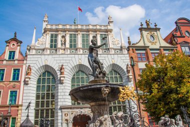 Çeşme ile Neptun heykeli Eski Şehir Meydanı'nda. Poznan. Polonya