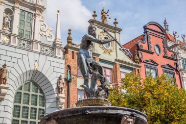 Çeşme ile Neptun heykeli Eski Şehir Meydanı'nda. Poznan. Polonya