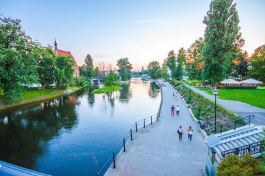 Old Town ve tahıl ambarları Brda nehrin yanında. Bydgoszcz, Polonya.