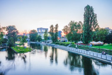 Old Town ve tahıl ambarları Brda nehrin yanında. Bydgoszcz, Polonya.