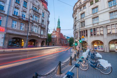 Bydgoszcz, Polonya - 1 Ağustos 2017: Geceleri Bydgoszcz şehir'in mimaride görünüm