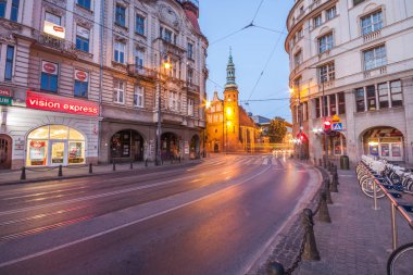 Bydgoszcz, Polonya - 1 Ağustos 2017: Geceleri Bydgoszcz şehir'in mimaride görünüm