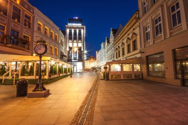 Bydgoszcz, Polonya - 1 Ağustos 2017: Geceleri Bydgoszcz şehir'in mimaride görünüm