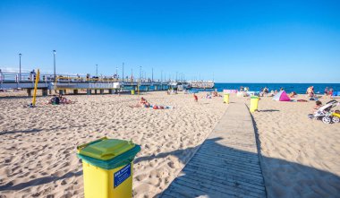 Gdansk, Polonya - 14 Ağustos 2017: İnsanlar üzerinde plaj, Baltık Denizi Gdansk 