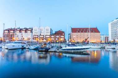 Gdansk, Polonya - 14 Ağustos 2017: Motlawa Nehri'nde akşam, Polonya Gdansk, Marina