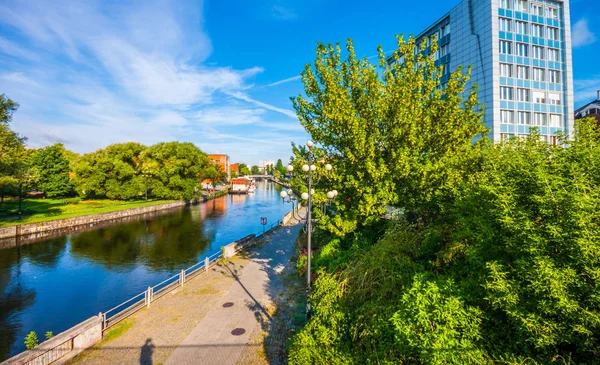 Old Town ve tahıl ambarları Brda nehrin yanında. Bydgoszcz, Polonya.