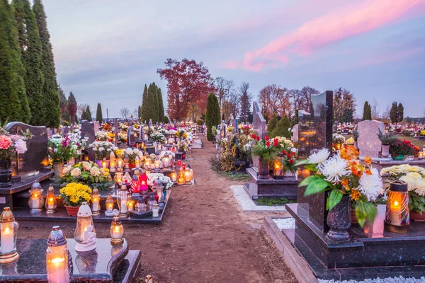 諸聖人の日に墓地に色とりどりのキャンドル ポーランド — ストック写真