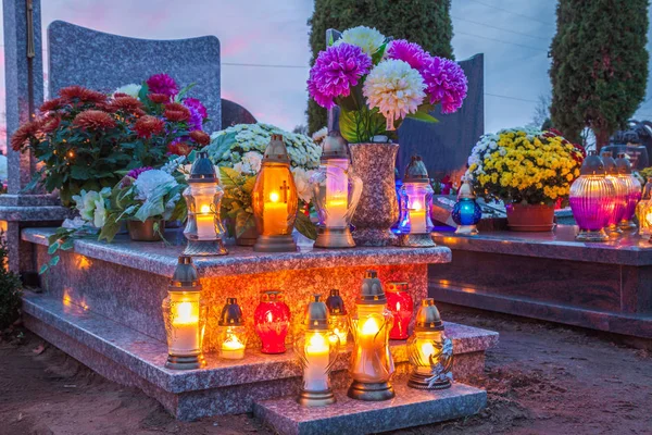 諸聖人の日に墓地に色とりどりのキャンドル ポーランド — ストック写真