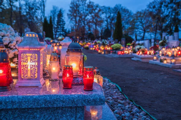Kleurrijke Kaarsen Het Kerkhof Allerheiligen Polen — Stockfoto