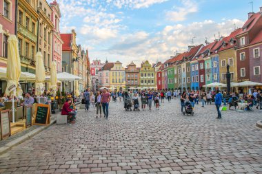 Poznan, Polonya, 30 Temmuz 2018: İnsanlar Poznan eski meydanında
