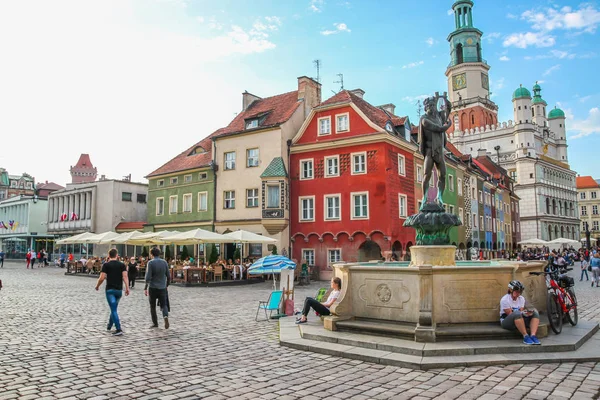 Poznan, Polonya, 30 Temmuz 2018: İnsanlar Poznan eski meydanında