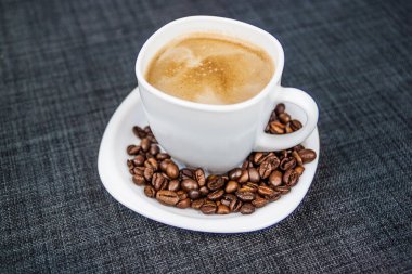 Beyaz fincan taze kahve ile yakın çekim