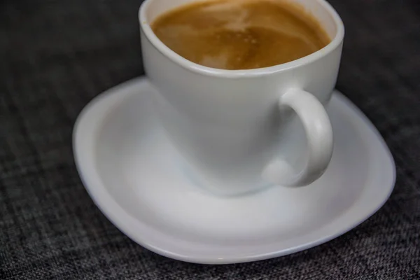 Nahaufnahme Einer Weißen Tasse Mit Frischem Kaffee — Stockfoto