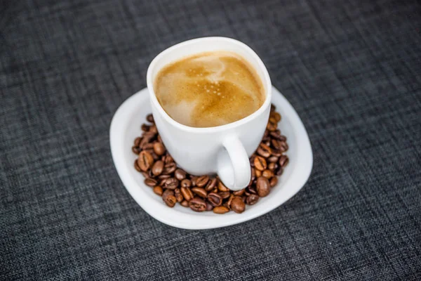 Nahaufnahme Einer Weißen Tasse Mit Frischem Kaffee — Stockfoto