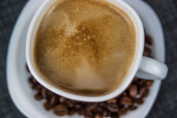 Nahaufnahme Einer Weißen Tasse Mit Frischem Kaffee — Stockfoto