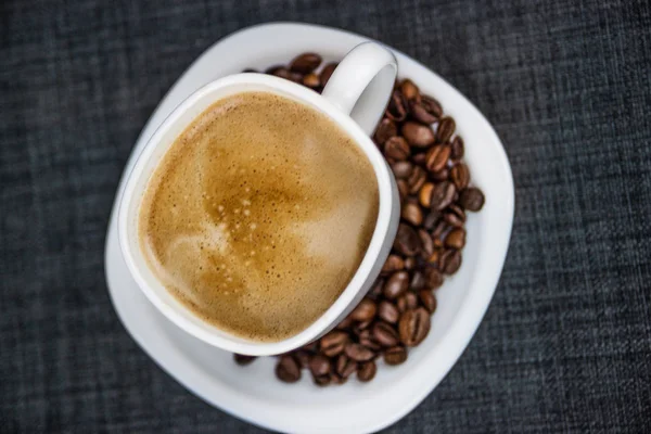 Nahaufnahme Einer Weißen Tasse Mit Frischem Kaffee — Stockfoto