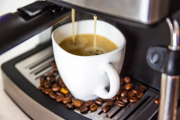 Nahaufnahme Der Zubereitung Von Kaffee Der Kaffeemaschine — Stockfoto