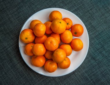 Olgun portakal mandalina beyaz plaka üzerinde