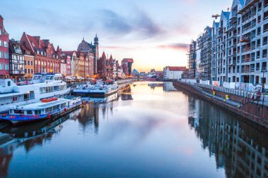 Gdansk, Polonya - 14 Ağustos 2017: Motlawa Nehri'nde akşam, Polonya Gdansk, Marina
