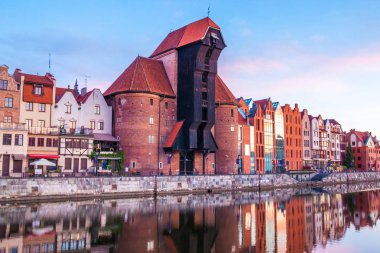 Gdansk, Polonya - 14 Ağustos 2017: Motlawa Nehri'nde akşam, Polonya Gdansk, Marina