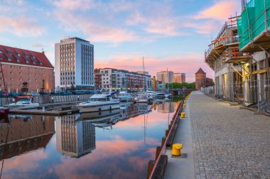 Gdansk, Polonya - 14 Ağustos 2017: Motlawa Nehri'nde akşam, Polonya Gdansk, Marina