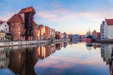 Gdansk, Polonya - 14 Ağustos 2017: Motlawa Nehri'nde akşam, Polonya Gdansk, Marina